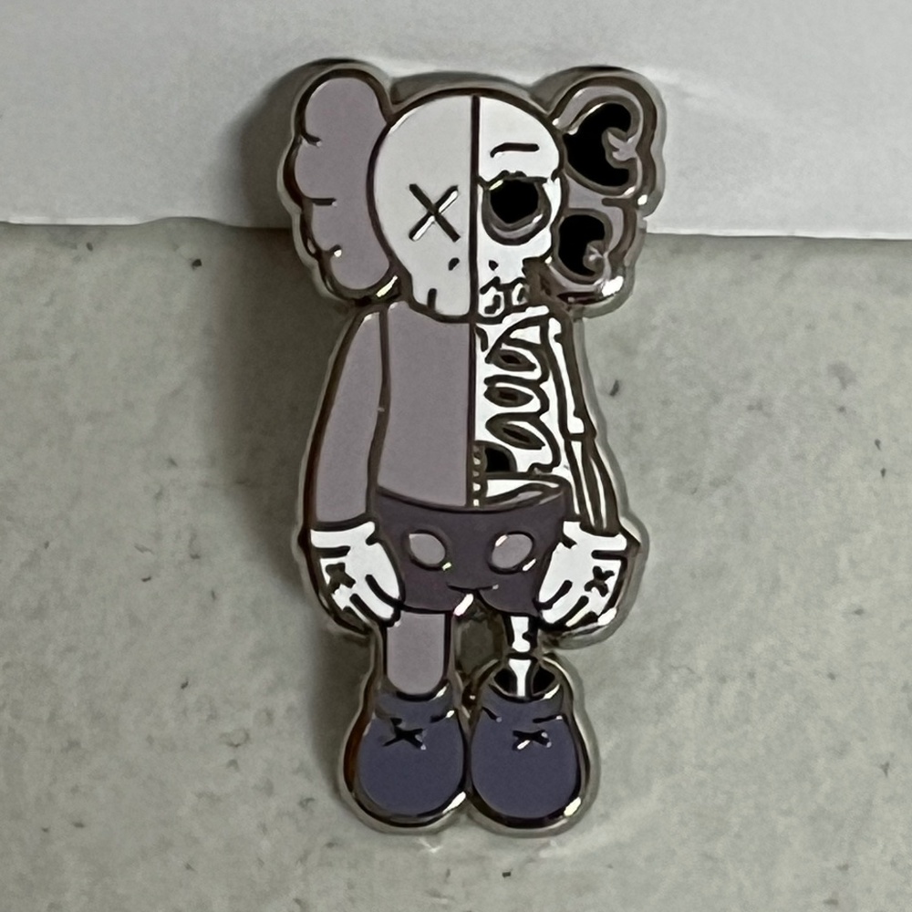 Kaws Skeleton Half Face Enamel Pin Hat Pins Brooch Hats Grey White Streetwear